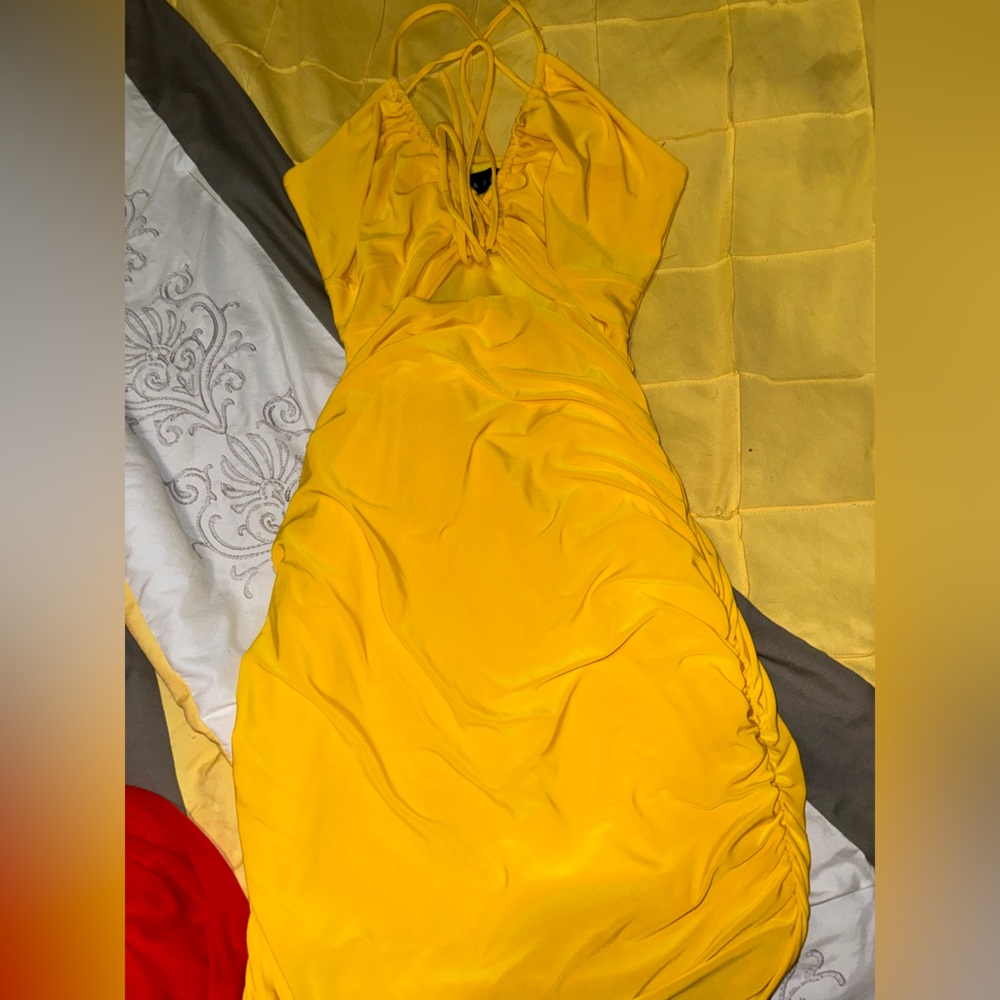YELLOW RUCHED DRESS SIZE SMALL CROSSBACK OPEN MIDDLE CHEST